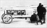 Заезды в Дейтоне, 25 января 1905 года.   Х. Л. Боуден (стартовый номер 2) во время серии рекордных заездов на автомобиле с двумя двигателями Mercedes мощностью 60 л.с.