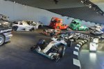 Музей Mercedes-Benz, легенды 7: гонки и рекорды.   На переднем плане - гибрид Mercedes-AMG F1 W07, который помог Нико Росбергу выиграть титул Чемпиона Мира Формулы-1 в 2016 году.