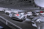 Музей Mercedes-Benz, Легенды 7: гонки и рекорды. На переднем плане - серебряные стрелы W 196 1950-х годов. 