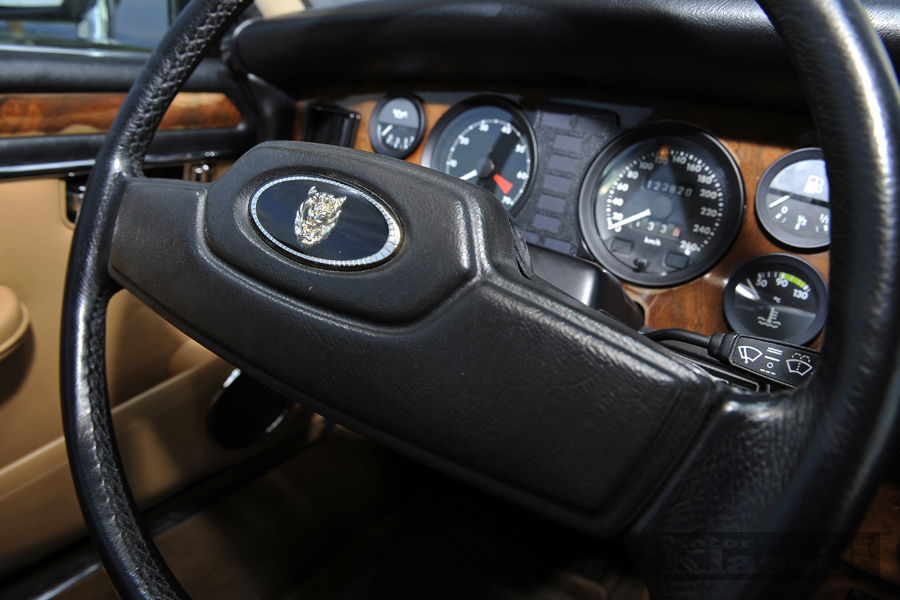 Jaguar-Sovereign-V12--XJ12--Serie-III---1986-r900x600-C-3715a988-258868.jpg